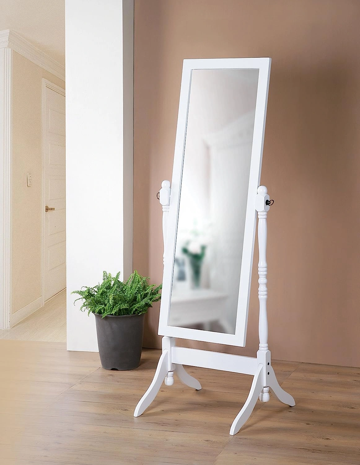 Specchio da terra in legno bianco, fascino vintage con dettagli a torsione, eleganza senza tempo per la tua camera.